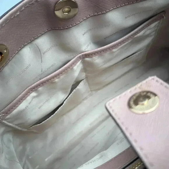 Like New Condition Michael Kors - Picture 6 of 13